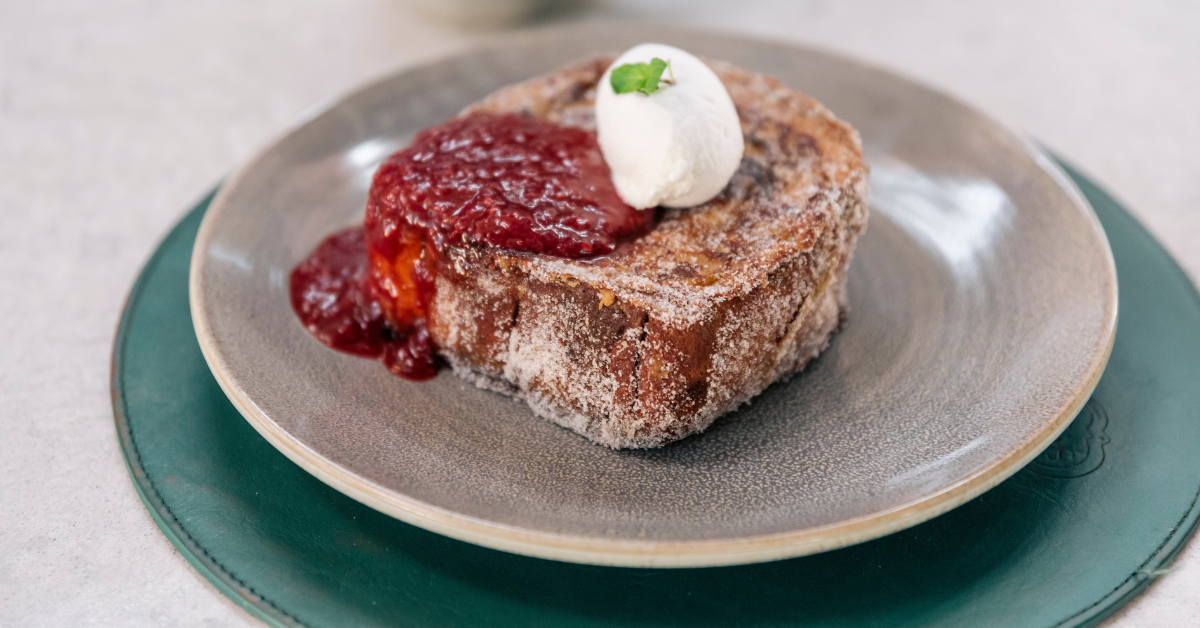 Pan Francés con Mermelada de Frutos Rojos