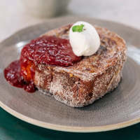 PAN FRANCÉS CON MERMELADA DE FRUTOS ROJOS