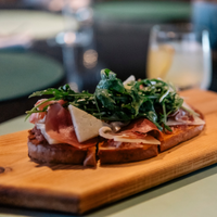 BRUSCHETTA DE JAMÓN SERRANO